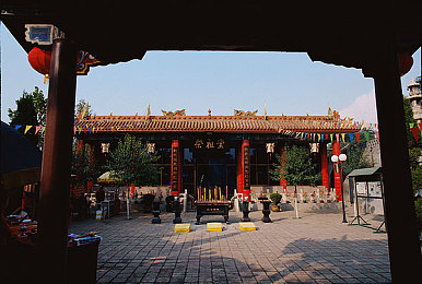 one.yg14.aqq一个致敬韩寒｜勇敢追梦，文坛新星韩寒：激励一代年轻人的文学传奇-2