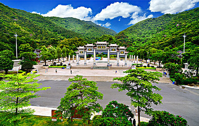 卫生间偷看9个美女撒尿｜隐秘空间里的生活百态：公共卫生间里的微妙奇观-3