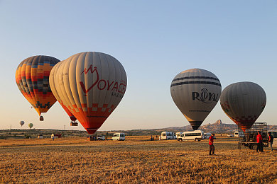 男生和女生在一起打牌的很痛的app｜独特牌局社交应用走红，引发热议：年轻人新宠还是沉迷陷阱？-4