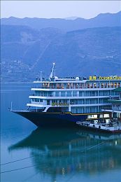 艳女｜“内外兼修，艳女服饰引领个性时尚潮流”