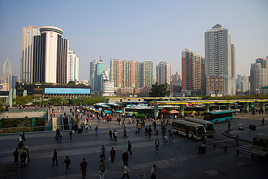 草莓视频成人｜草莓视频成人争议：网络监管挑战与价值观冲击引发社会关注-1