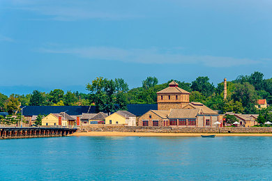 公交车上进入短裙麻麻｜公交短裙时尚之旅，自信出行每一天