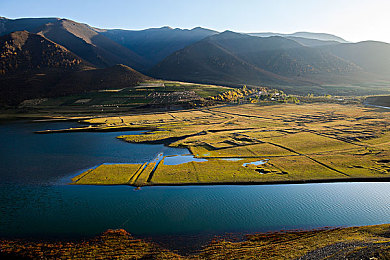 把 伸到女人 打扑克|“扑克牌游戏性骚扰事件引发热议:公共场所行为规范亟待加强”-2