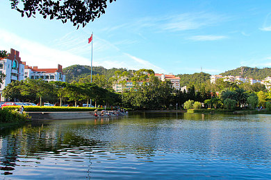 白丝班长｜丝裙映校园，魅力领风骚-1