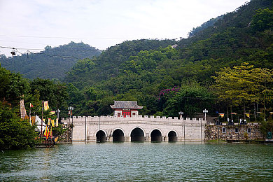 美女扒开屁股|网络热议:美女公共场所扒开屁股,道德底线引发社会冲突-1