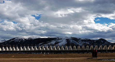 金发尤物和黑巨茎交缠｜公共道德风波：广场亲密接触事件引发社会热议-1