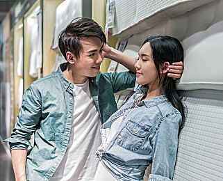 阴桃直播|“阴桃直播热潮席卷而来:趣味互动新潮流引发社会热议”-1