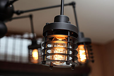 美女扒开屁股|网络热议:美女公共场所扒开屁股,道德底线引发社会冲突-2