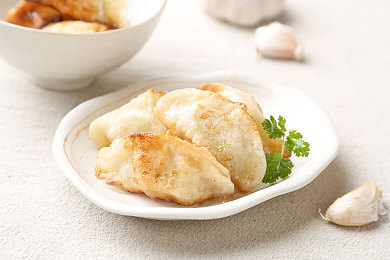 美女 脱脱打扑克舌吻|“扑克场亲密互动引热议:公共场合行为规范再思考,文明社交共塑和谐环境”-2