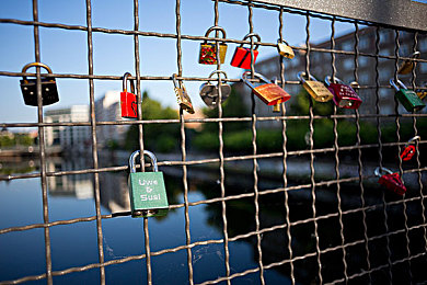 洗澡Gay军人Gay监狱｜浴室风波揭同性恋军人困境，社会共筑平等和谐军营-3