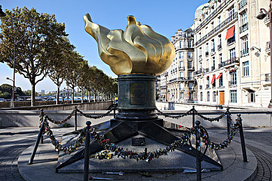 老师的兔子又大又白｜校园明星“大白”兔子走红，引发师生热议与网友追捧