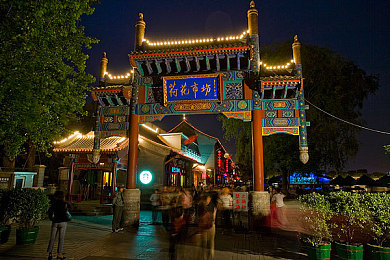 卫生间偷看9个美女撒尿｜隐秘空间里的生活百态：公共卫生间里的微妙奇观-4