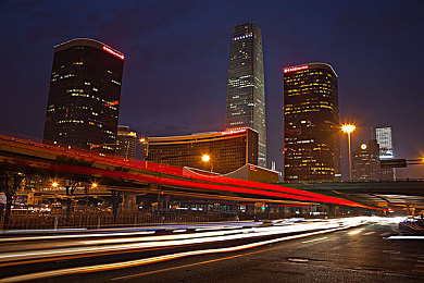 朱利安jullian特大屁股｜社交媒体热议：朱利安“特大屁股”引发审美标准与社会影响大讨论-2