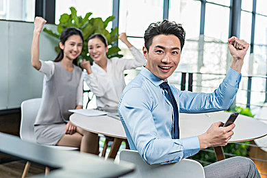 老师用丝袜   绑j｜教师丝袜不当行为引发社会热议，教育环境与师德问题再成焦点-3