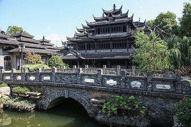 班花裸体趴下让全班玩｜校园狂欢：班花裸体趴下惊动全班-1