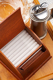 惩罚校花扒开 打屁股｜“校园争议：校花被公开‘惩罚’，探讨纪律与权益平衡之道”-4