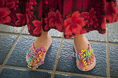 喜猫猫用棉签惩罚喜羊羊|喜猫猫棉签“惩罚”喜羊羊:趣味互动引发动物行为与人际关系思考-3