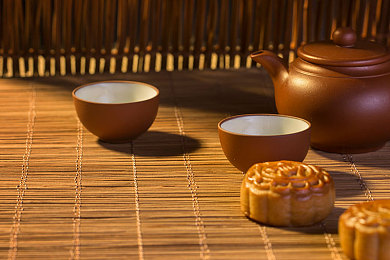 先拳头交再瓶交｜街头冲突升级：拳脚瓶战警方介入，反思社会暴力问题-5