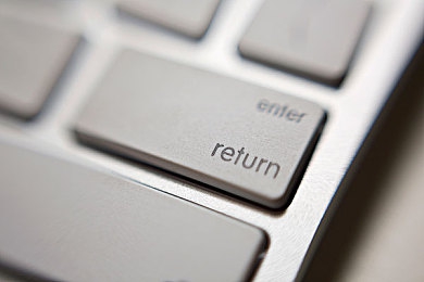 9分10秒落地窗头撞玻璃2023｜高楼坠落悲剧：9分10秒生命戛然而止，安全警钟需长鸣-4