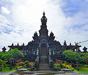 妈妈在狗儿背上写长大了｜“母爱温暖狗儿陪伴，亲子成长温馨瞬间引发网友热议”