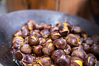 美女露胸软件｜揭秘“美女露胸软件”：科技魅力与审美争议交织-1