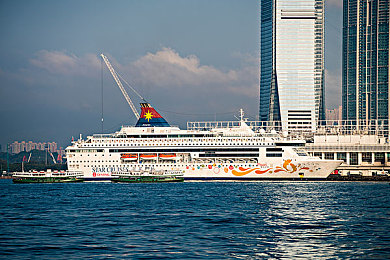 人妻被公牛疯狂进入|农田悲剧:年轻农妇遭公牛冲撞,紧急救援中,生命垂危-2