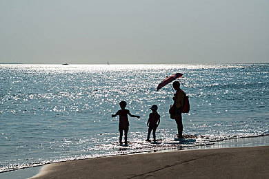 973商务旅行戴绿色帽子｜“绿色误会引发社会热议：隐私保护与和谐共融的反思之旅”-3