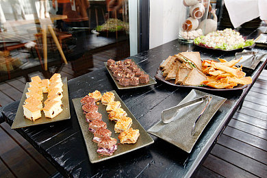 亚裔女子初尝黑人大炮｜亚裔女子挑战黑人大炮：健身勇气引发社会多元文化思考-4