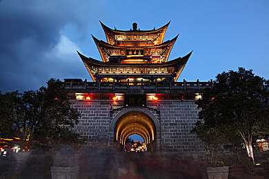 枫花恋与公的伦理关系｜伦理边缘的浪漫角逐：枫花恋的情感迷宫-4