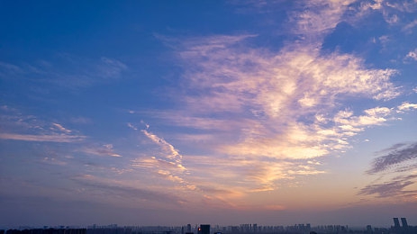 商务旅行戴帽子的女老板出行经典｜女企业家商务旅行新潮流：戴帽风潮彰显个性与时尚-2