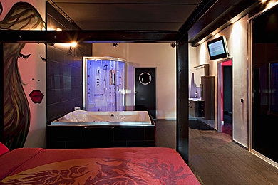 白妞大战两个黑人巨大｜“夜店冲突引热议：白妞勇敢捍卫尊严，社会共筑无歧视和谐”-3