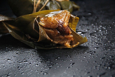 美女 脱脱打扑克舌吻|“扑克场亲密互动引热议:公共场合行为规范再思考,文明社交共塑和谐环境”-4