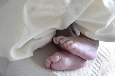 白袜男同互相自慰｜白袜男同在公共场合互动作引发的道德争议-1